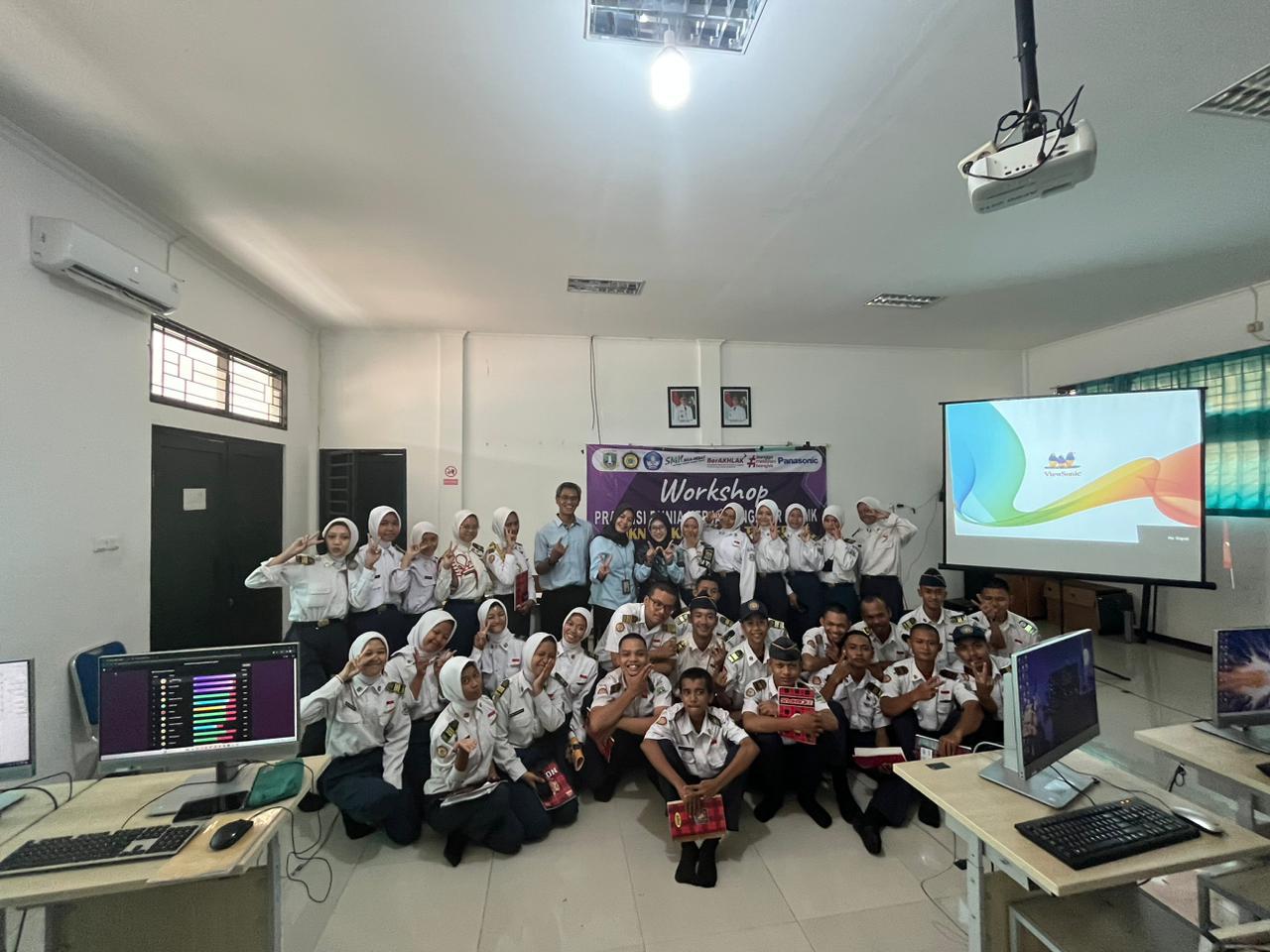 Srikandi WIKA Realty Mengajar: Meningkatkan Wawasan Generasi Muda di SMKN 12 Tangerang